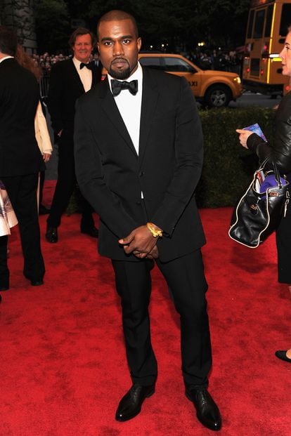 El rapero Kanye West muy formal con esmoquin y pajarita.