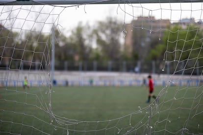 Una de las porterías del campo de fútbol municipal David Diez de la Cruz, en Villaverde (Madrid), el 19 de marzo de 2024.