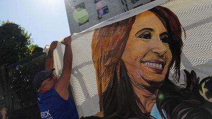 Un simpatizante de la vicepresidenta Cristina Fernández de Kirchner cuelga una bandera frente a los juzgado de Comodoro Py, en Buenos Aires, donde se ha emitido sentencia contra la mandataria.