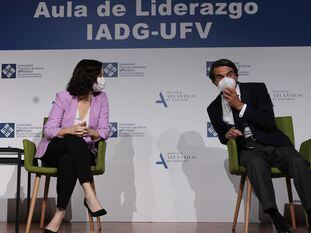 Isabel Díaz Ayuso y José María Aznar, durante la clausura de un máster de la Universidad Francisco de Vitoria. En vídeo, fragmento de las declaraciones del expresidente del Gobierno durante el acto.