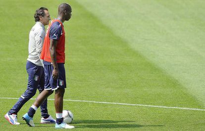 Prandelli conversa con Balotelli durante el entrenamiento de ayer.