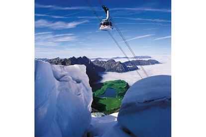 El Titlis Rotair fue el primer teleférico giratorio del mundo. En cinco minutos, la cápsula sube los 600 metros de altura desde la parada de Stand hasta la cima del Titlis (3.020 metros) girando 360 grados sobre su eje. El viaje completo, desde Engelberg, se divide en tres etapas, dura 45 minutos y supera los 2.000 metros de desnivel. Arriba, uno puede disfrutar de la vista desde el restaurante panorámico y luego visitar el glaciar y la gruta helada.