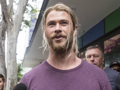 El actor Chris Hemsworth, ejemplo de hombre viril, durante un descando del rodaje de la película 'Thor: Ragnarok', en Australia, 2016.