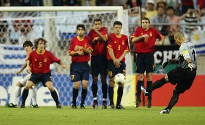 Chilavert cobra un tiro libro durante la copa mundial de la FIFA Korea-Japón 2002, contra la selección española.