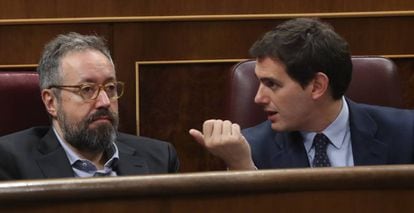El líder de Ciudadanos Albert Rivera (i) conversa con Juan Carlos Giraulta durante la intervención del secretario general del PSOE, Pedro Sánchez.