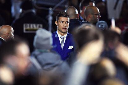 El delantero portugués del Real Madrid, Cristiano Ronaldo (c), a su llegada a la gala 'The Best', la fiesta en la que la FIFA premia a los mejores profesionales del fútbol mundial, en Zúrich (Suiza). 