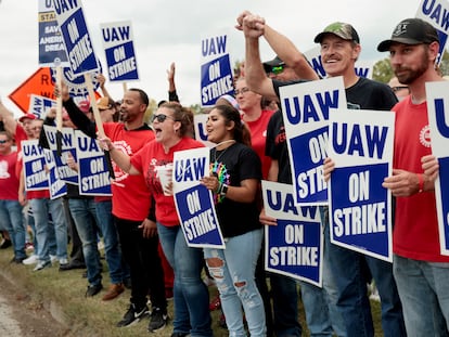 Trabajadores del sindicato United Auto Workers (UAW) de una fábrica de General Motors en Delta Township (Michigan), durante la huelga, en una imagen de septiembre pasado.