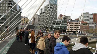 Varios estudiantes han conformado una cadena en Bilbao para celebrar el Día Internacional del Euskera.