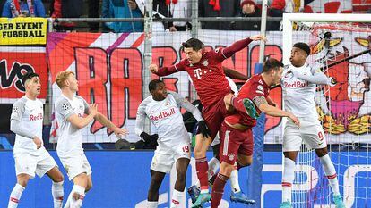 Lewandowski trata de rematar un córner ante la defensa del Salzburgo.