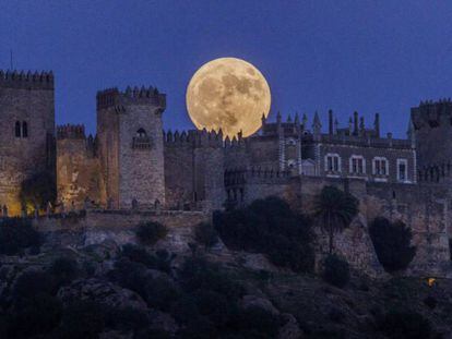 Superluna 2016 sobre el castillo de Almodóvar del Río, Córdoba.