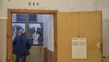 Dos de las obras expuestas en la cárcel Modelo de Barcelona.