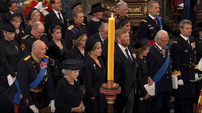 Felipe VI y la reina Letizia, junto a los reyes eméritos, asisten al funeral de Estado de Isabel II, este lunes en la abadía de Westminster. Es la primera imagen de los cuatro reyes juntos desde hace dos años.