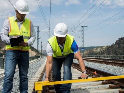 Técnicos de Ineco en un tramo de la red de alta velocidad ferroviaria en España. 
