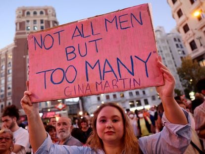 Una mujer con un cartel en inglés en el que se lee "No todos los hombres pero demasiados" protestaba el lunes contra Luis Rubiales en la plaza de Callao, Madrid.