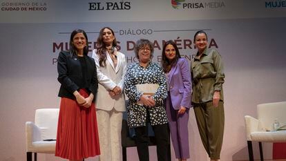 Eleonore Caroit, María Emma Mejía, Gabriela Warkentin, Myriam Méndez Montalvo y Marcela Aguiñaga luego de participar en el diálogo 'Mujeres de América por los derechos y el bienestar', en Ciudad de México.