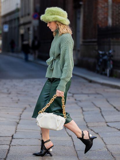 Las imágenes del street style más reciente también confirman el furor por los accesorios de Emma Brewin entre las fashionistas de pro.