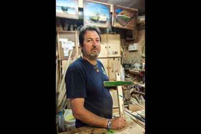 Francesco Tuccio, de 47 años, es un carpintero que fabrica cruces en memoria de los inmigrantes con la madera de los restos de las barcazas.