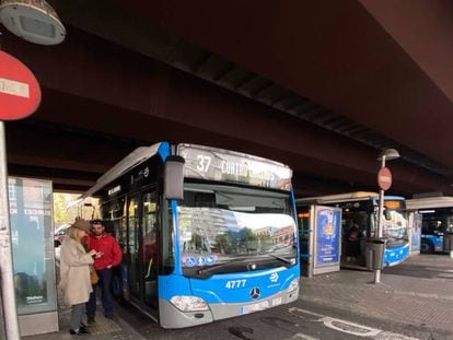 Varios autobuses de la EMT paran para recoger y dejar viajeros el pasado 20 noviembre.