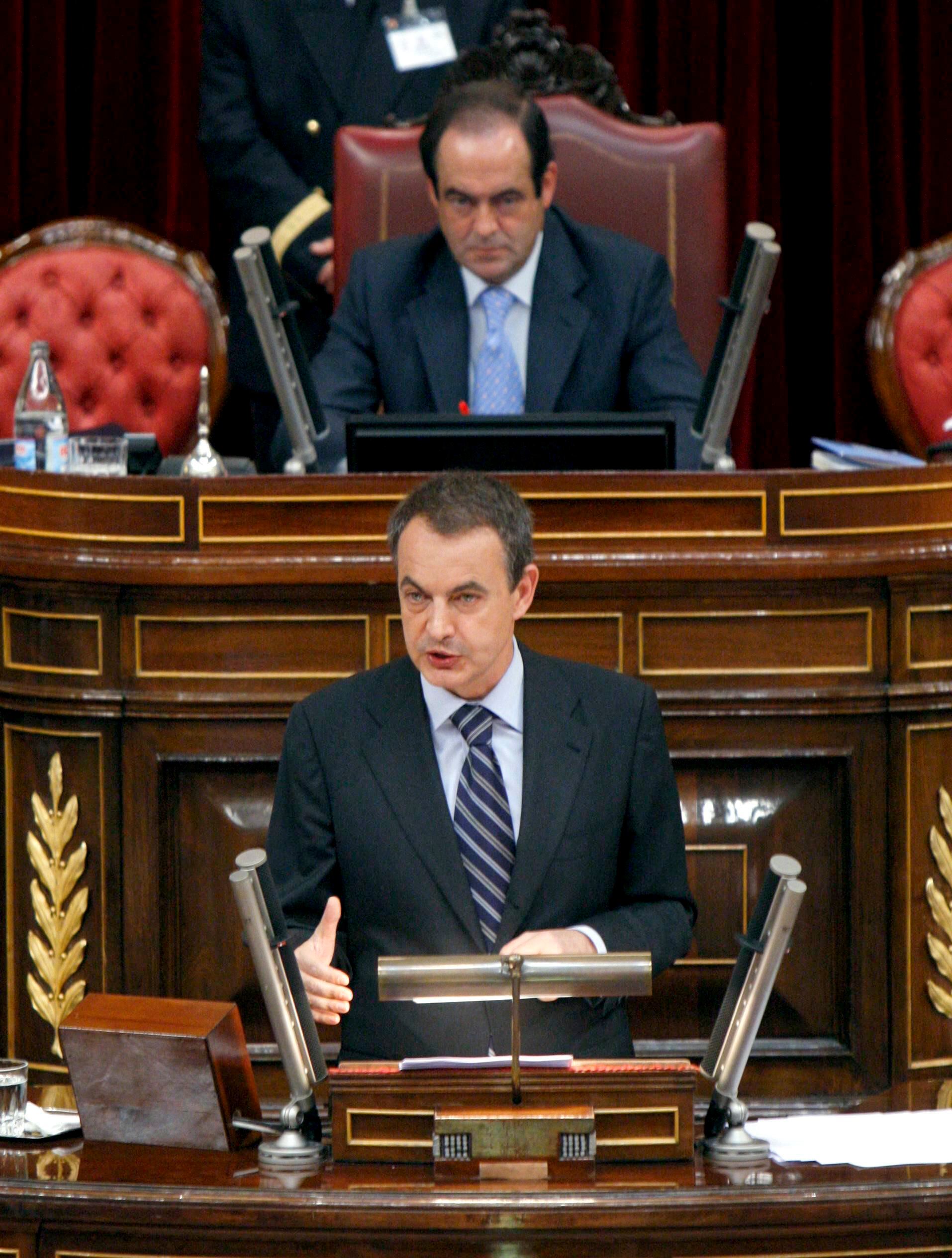 El presidente del Gobierno en funciones, José Luis Rodríguez Zapatero, durante su discurso en el debate de investidura, el 8 de abril de 2008. Tras él, el presidente de la Cámara baja, José Bono.