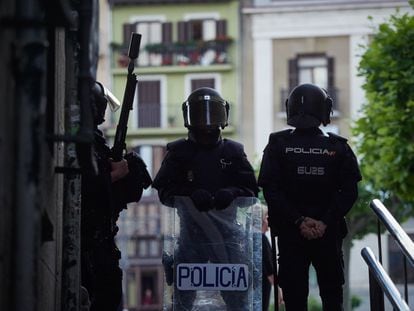 Varios policías antidisturbios controlan el transcurso de la manifestación contra la gestión del Gobierno de Navarra, en mayo de 2020.