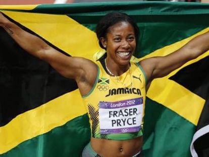 Fraser-Pryce celebra su oro en los 100m.