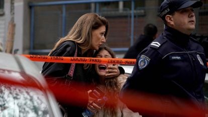 Una madre abrazaba este miércoles a su hija tras el tiroteo en la escuela Vladislav Ribnikar, en Belgrado.