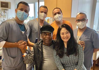 La leyenda del fútbol, Pelé, junto al personal sanitario tras abandonar el hospital, este jueves.