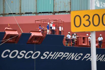 Tripulantes del buque mercante del Cosco Shipping Panamá saludan a la entrada de las nuevas esclusas.