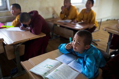 Jóvenes monjes budistas durante una clase en el monasterio de Amarbayasgalant en Baruunburen (Mongolia). Los jóvenes monjes tienen exámenes de las escrituras y rezos por la mañana y por las tardes pueden estudiar asignaturas como matemáticas o literatura si hay algún profesor disponible.