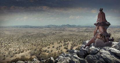 Una mujer himba mira un paisaje en Opuwo (Namibia).