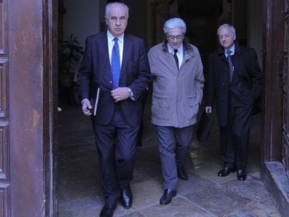 El exconsejero Rafael Blasco sale del TSJ junto a su abogado y el exdirector general Josep Maria Felip.