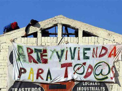 <i>Okupas</i> de La Makabra colocan una pancarta durante su ocupación del antiguo recinto fabril Can Ricart, en Poblenou.
