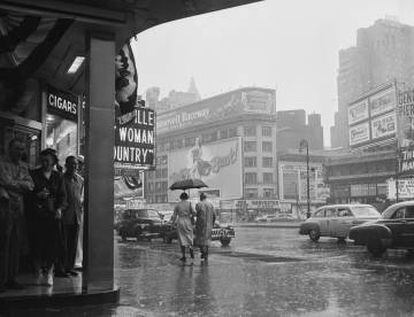 Una pareja camina por Broadway un d&iacute;a lluvioso en Nueva York.