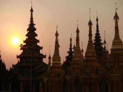 Perfil de la pagoda Shwedagon, icono de Yang&oacute;n, en Myanmar (antigua Birmania).