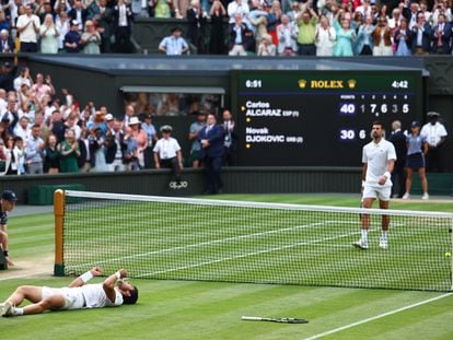 Alcaraz celebra su victoria ante Djokovic sobre la hierba de Wimbledon.