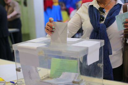 Una ciutadana diposita el seu vot a a l'escola Pau Romeva de les Corts.