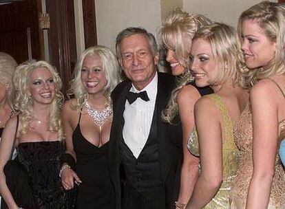 Hugh Hefner, con un grupo de chicas <i>playboy.</i>