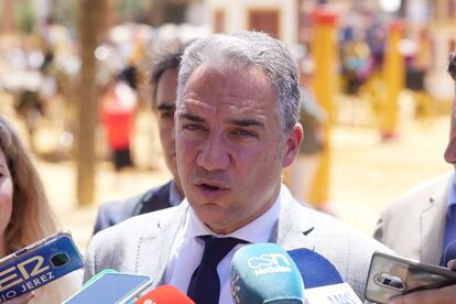 El coordinador del PP, Elías Bendodo, atiende a los medios de comunicación en la Feria de Jerez de la Frontera, Cádiz, este viernes.