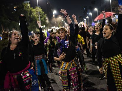 Un grupo de mujeres marcha en Santiago de Chile en el cierre de la campaña por el apruebo celebrado el 1 de septiembre de 2022.