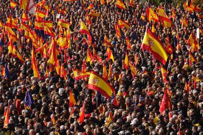Cientos de simpatizantes asisten al acto organizado por el Partido Popular en defensa de la Constitución y de la igualdad, este domingo en Madrid. 
