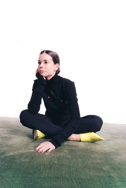 “Estoy muy orgullosa de mis primeras canas. Me gustaría llegar a tener el pelo de Ángela Molina, es una belleza”, dice Laia Costa,que viste jersey de Jean Paul Gaultier, pantalones de Dior y zapatos de Loewe.