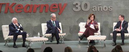 El presidente de Acerinox, Rafael Miranda, el director general de Caser, Ignacio Eyries, la consejera de Bankia Laura Molero y el socio de A. T. Kearney Eugenio Prieto