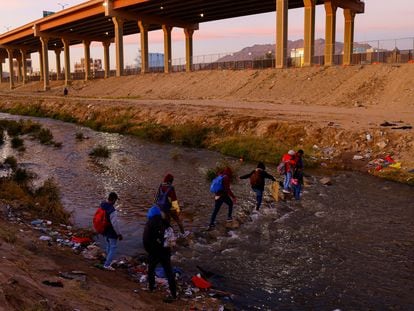 Varios migrantes cruzan de Ciudad Juárez a El Paso, el pasado 17 de diciembre.