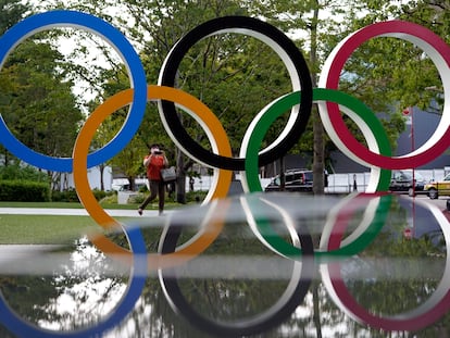 Los aros olímpicos cerca del estadio nacional de Tokio.