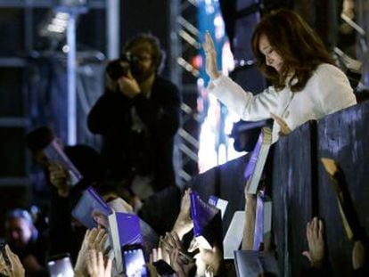 La expresidenta de Argentina reúne a miles de personas en la Feria del Libro de Buenos Aires para la presentación de  Sinceramente , su libro de memorias