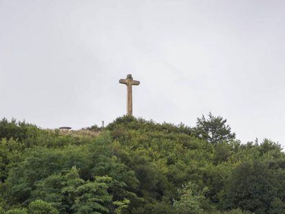 La Cruz de Olarizu desde un poco más arriba de la Casa de la Dehesa. 