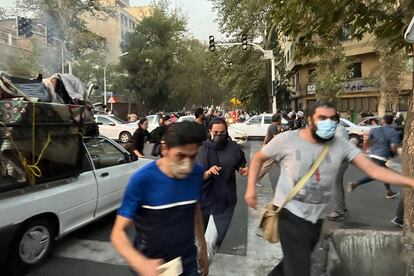 La organización de derechos humanos Hengaw acusó este lunes por la noche en Twitter a la policía de haber matado a cinco manifestantes al abrir fuego contra la multitud en sendas marchas de protesta en la ciudad natal de la joven, Saqez, y en otras dos localidades, Divandarreh y Dehgolan, todas en el Kurdistán iraní. En la imagen, participantes en la protesta en el centro de Teherán, este lunes.