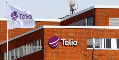 Logo de la compa&ntilde;&iacute;a Telia en uno de los edificios de la firma en Helsinki. 