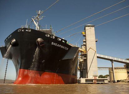 Tras la cosecha (arriba, izquierda) los productores acumulan lo recolectado en silos de metal y grandes bolsas. Al pie de esa secuencia de fotos se ven filas de camiones que esperan turno para descargar en los depósitos de los puertos sobre el río Paraná, donde aguardan los barcos con los que se exporta la soja.