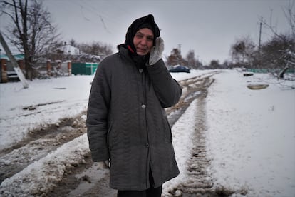 Nadezhda, de 70 años, lamenta vivir sin luz ni agua ni gas en Petropavlivka.